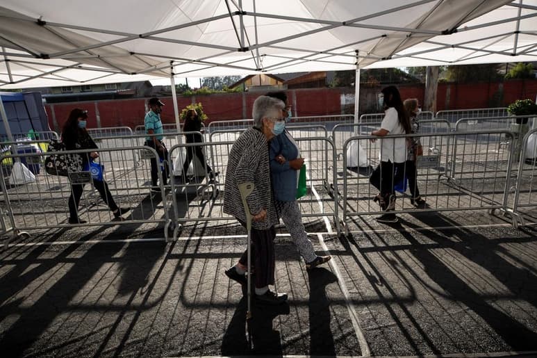 El Ministerio de Salud de Chile informó este miércoles de que 3,088 camas de cuidados críticos se encuentran ocupadas debido a la COVID-19, lo que supone la mayor cifra de toda la pandemia. (ARCHIVO)
