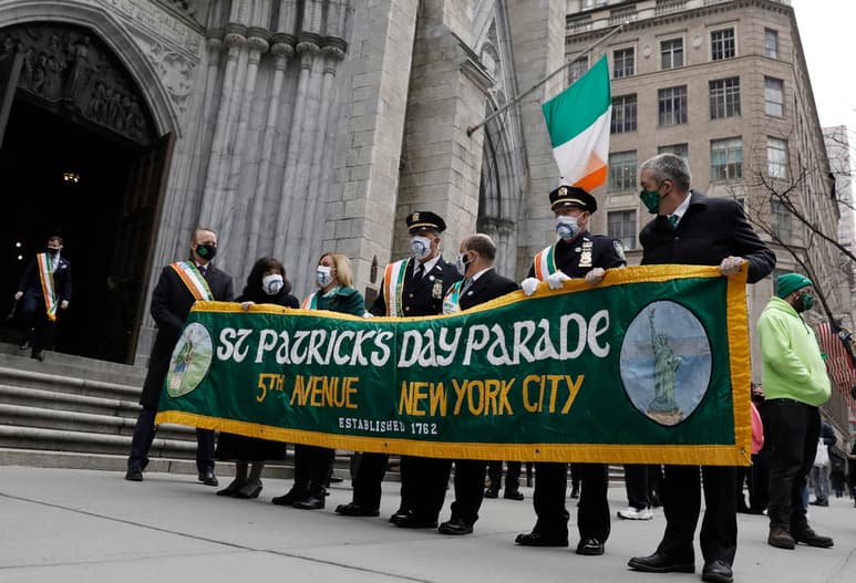 Estados Unidos celebró este miércoles el Día de San Patricio, una fecha para conmemorar su herencia irlandesa, con eventos virtuales en todo el país, los pubs a medio llenar y un discreto desfile en Nueva York para respetar la distancia social por la pandemia, que sigue siendo una amenaza pese al avance de la vacunación. (EFE)