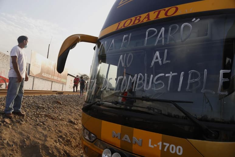 El gremio de transportistas de carga y pasajeros de Perú exigió al Gobierno peruano que atienda sus demandas o la paralización indefinida que comenzaron este martes se convertirá en 'la más grande de la última década' en el país, afirmó a Efe su máximo dirigente, Martín Ojeda. (ARCHIVO)
