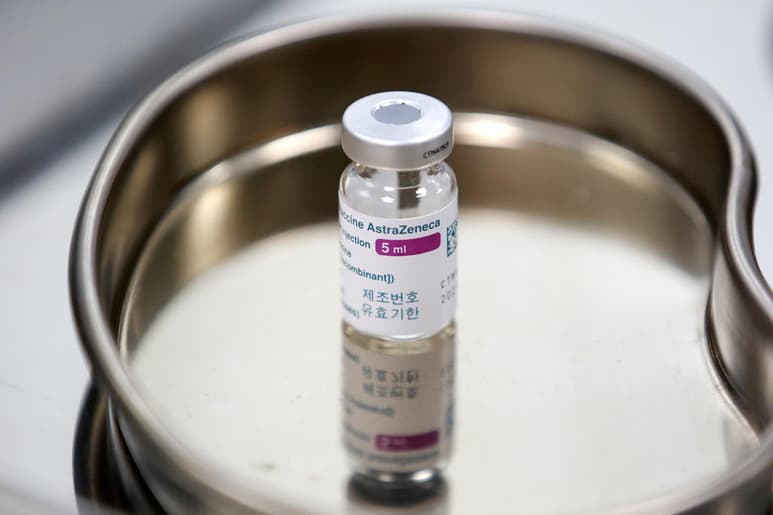 La Organización Panamericana de la Salud pidió el miércoles a los países de las Américas que sigan incluyendo las vacunas AstraZeneca en sus planes de inmunización contra el coronavirus porque hasta ahora no está demostrado que provoque riesgos de coagulación en la sangre. (ARCHIVO)
