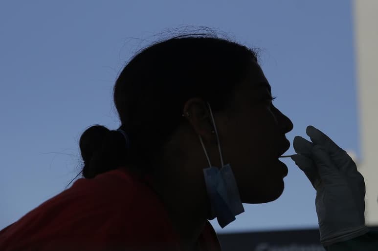 La Dirección de Migraciones de Argentina solicitó a la Justicia que investigue la presunta falsificación de pruebas PCR de detección de la COVID-19 realizadas en México por viajeros argentinos antes de regresar a su país. (EFE)

