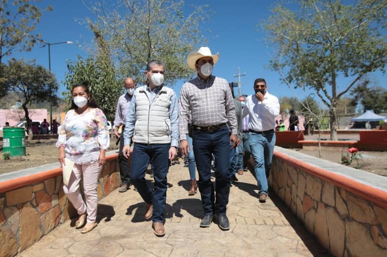 Riquelme entregó 38 mil plantas de manzana y 240 toneladas de semilla de avena en San Antonio de las Alazanas.