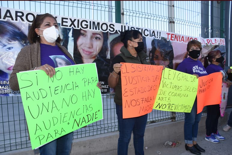 Ayer se manifestaron las mujeres por la cancelación de una audiencia programada para el martes. (JESÚS GALINDO)
