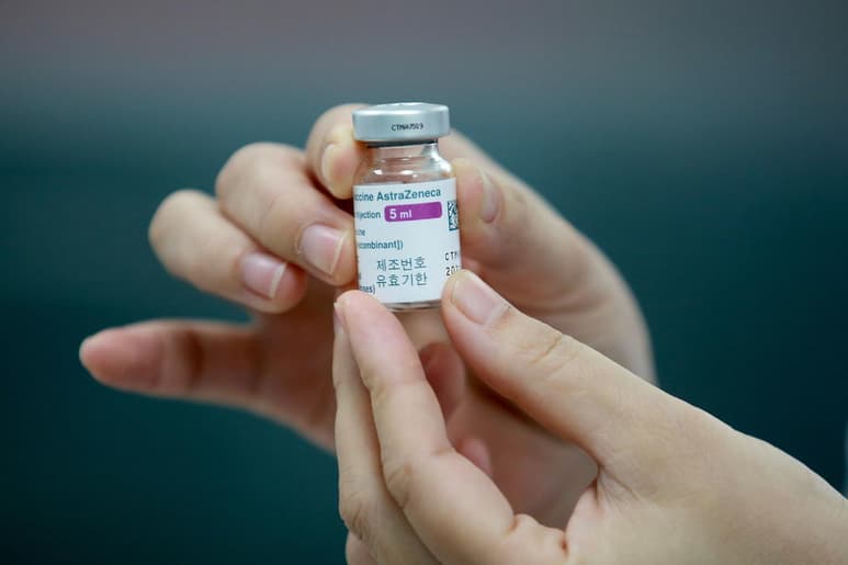 La Agencia Europea del Medicamento (EMA) aseguró este jueves que no ve evidencias de que la vacuna de AstraZeneca tenga relación directa con los casos de tromboembolismo detectados tras la vacunación con este fármaco en diferentes países europeos y consideró seguro que se siga usando en las campañas de inmunización contra la COVID-19. (ARCHIVO)