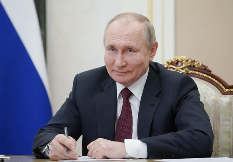 El presidente de Rusia, Vladímir Putin, invitó hoy a su homólogo estadounidense, Joe Biden, a mantener una conversación telefónica este viernes o el próximo lunes después de que éste le calificara de 'asesino' en una entrevista televisiva. (EFE)