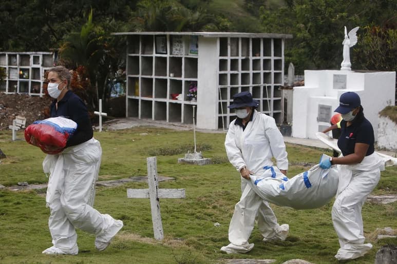 Con una pala, Jaime de Jesús Arango remueve más que tierra en el cementerio Las Mercedes. Cuando levanta pequeñas cantidades de material agita uno de los capítulos más oscuros del conflicto armado colombiano, mientras trata de encontrar parte de la verdad sobre los 'falsos positivos'. (EFE)