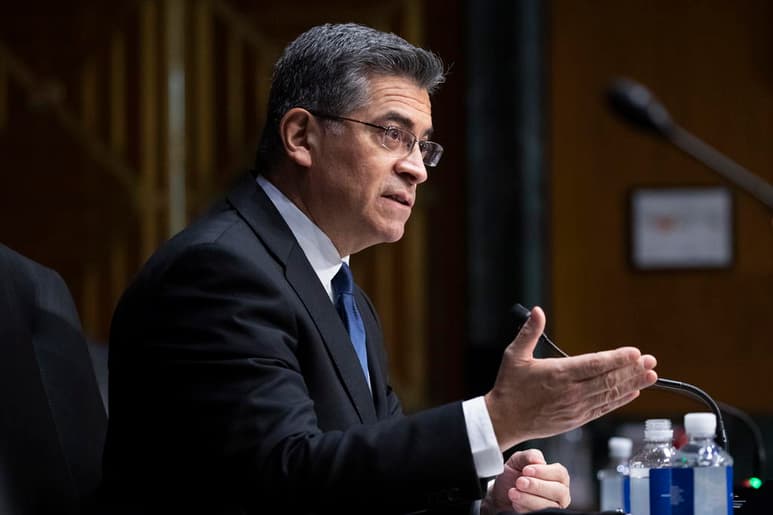 El Senado de EUA confirmó este jueves como secretario de Salud y Servicios Humanos al actual fiscal general de California, Xavier Becerra, quien se convirtió en el primer latino en asumir este puesto en la historia del país. (ARCHIVO)