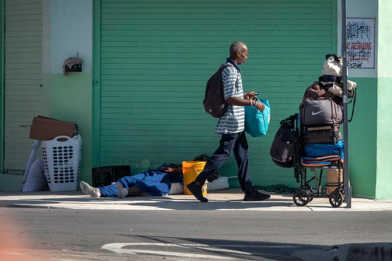 Por cuarto año consecutivo, la población de personas sin hogar en Estados Unidos aumentó y la cifra se acercó a 600,000, de los cuales el 23 % son hispanos, según un informe oficial que no alcanzó a reflejar el impacto de la pandemia en el problema de la falta de vivienda. (ARCHIVO)