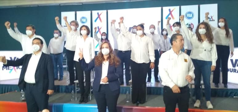 La presentación la hizo la presidenta estatal del PAN, Verónica Pérez Herrera; el presidente estatal del PRI, Luis Enrique Benítez Ojeda y el presidente del PRD, Miguel Ángel Lazalde Ramos, quienes reforzaron la unidad de los tres partidos al presentar a quienes serán los candidatos para la  elección del próximo 6 de junio.
(EL SIGLO DE TORREÓN)