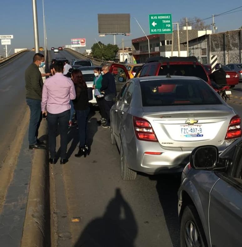 El múltiple choque ocurrió en cuestión de segundos y provocó la movilización de agentes de Tránsito y Vialidad para regular el tráfico en ese lugar para evitar otro accidente más.
(EL SIGLO DE TORREÓN)
