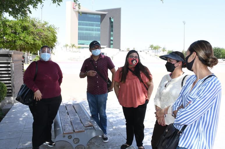 Un grupo de inconformes que se manifestaron esta tarde en la Plaza Mayor de Torreón recordaron que Proni es un programa federal perteneciente a la Secretaría de Educación Pública (SEP) y coordinado por el estado que busca fortalecer los procesos de enseñanza y aprendizaje de una lengua extranjera entre la comunidad estudiantil. (FERNANDO COMPEÁN)