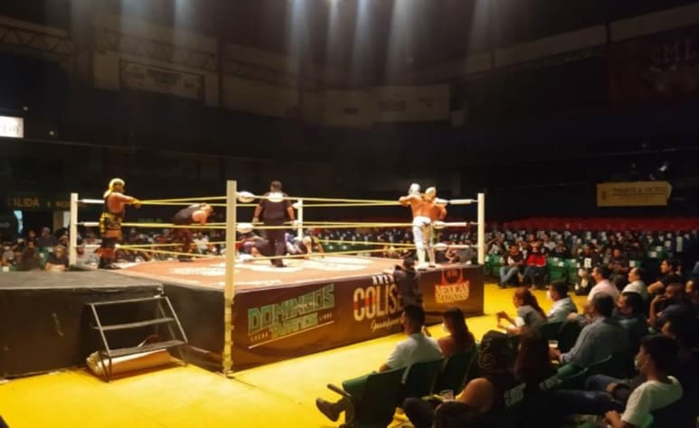 De cara al regreso de las funciones a puerta cerrada en la Arena México, la 'Nueva Generación Dinamita' recargó energías al ser parte del primer evento con público en la Arena Coliseo de Guadalajara, cartelera en la que dos de sus representantes, Sansón y Cuatrero volvieron a gozar del contacto con los aficionados tras más de un año de no tenerlo. (ESPECIAL)