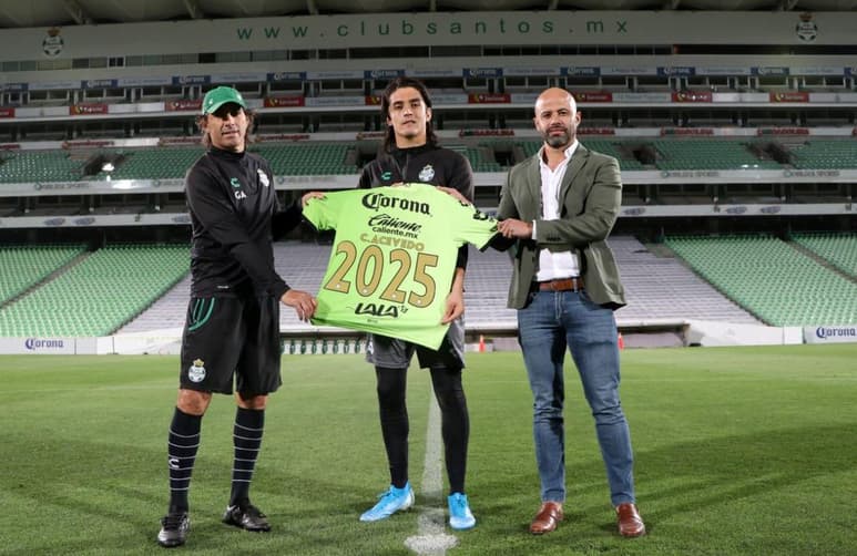 Mediante sus redes sociales oficiales, Santos Laguna dio a conocer la extensión de contrato de su arquero titular, Carlos Acevedo, hasta el año 2025. (TWITTER)