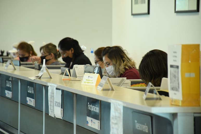 Las desigualdades de género en el mercado laboral también se manifiestan en la segregación vertical.