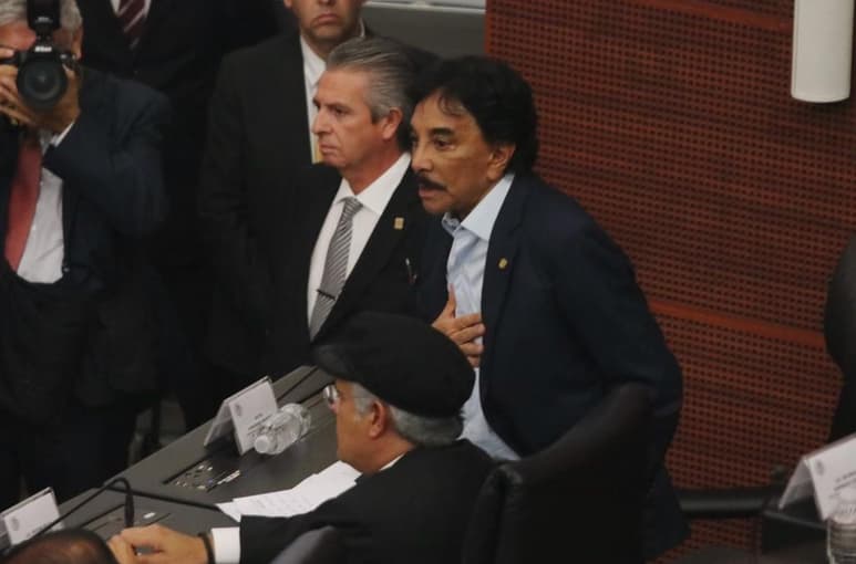 Agremiados pidieron al Gobierno de AMLO apoyo para retirar a Víctor Flores (d) de la dirigencia del STFRM.