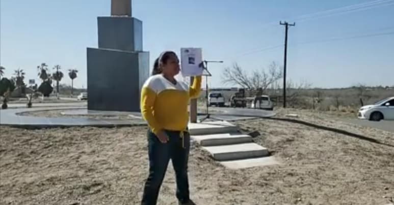 Una mujer subió al estrado y pidió a las autoridades justicia y señaló que las desapariciones siguen registrándose. (EL SIGLO COAHUILA)
