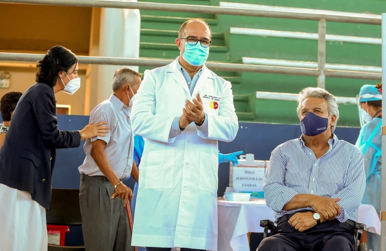 En medio de un escándalo y una investigación de la Fiscalía de Ecuador por la vacunación irregular de personas que no estaban en las listas oficiales de médicos y personal sanitario, renunció el viernes el ministro de Salud, el segundo funcionario en ese cargo que dimite en menos de un mes. (EFE)