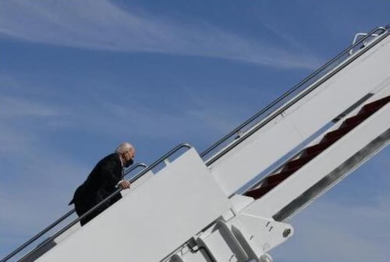 Joe Biden tropezó por lo menos tres ocasiones, quedando registrados los hechos en videos que rápidamente han circulado por la red. (ESPECIAL)