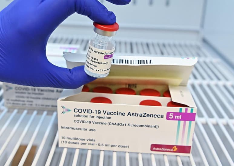 La muerte de una profesora española por una hemorragia cerebral dos semanas después de recibir la primera dosis de la vacuna de Astrazeneca no guarda relación con la administración de ese suero, según los datos de la autopsia hechos públicos este viernes. (EFE)