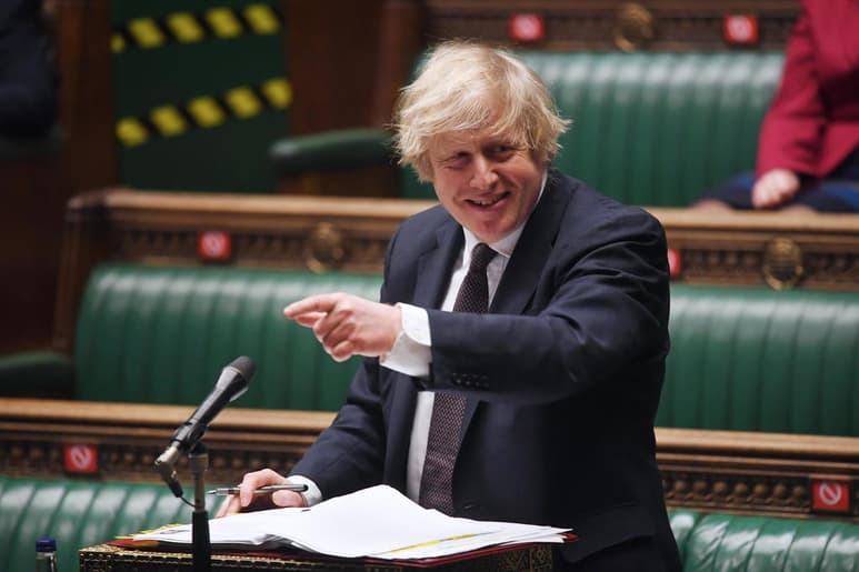 l primer ministro británico, Boris Johnson, recibió hoy la primera dosis de la vacuna contra la COVID-19 desarrollada por la farmacéutica AstraZeneca y la Universidad de Oxford. (ARCHIVO)