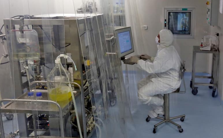 Cuba inició la última etapa de pruebas de una segunda vacuna para el nuevo coronavirus y espera inmunizar con sus propios antígenos al total de su población para agosto, informaron el viernes científicos y directivos de laboratorios estatales. (ARCHIVO)