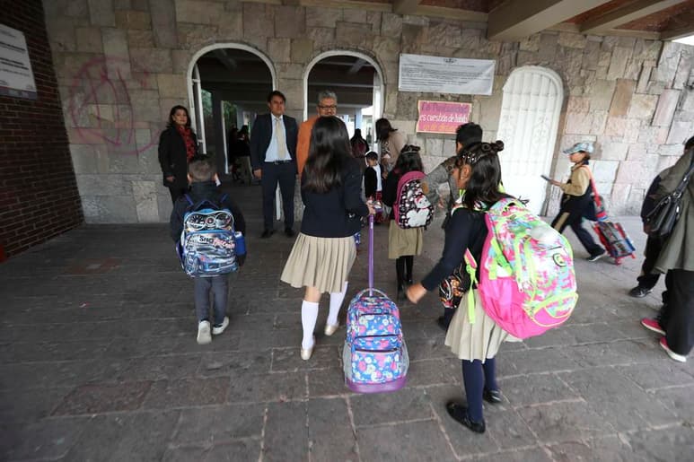 Los titulares de las secretarías de Salud y de Educación Pública, Jorge Alcocer Varela y Delfina Gómez Álvarez, llevaron a cabo la primera reunión de trabajo para evaluar las distintas acciones que se emprenderán para favorecer un retorno seguro a clases presenciales, en aquellos estados con semáforo epidemiológico en color verde. (ARCHIVO)