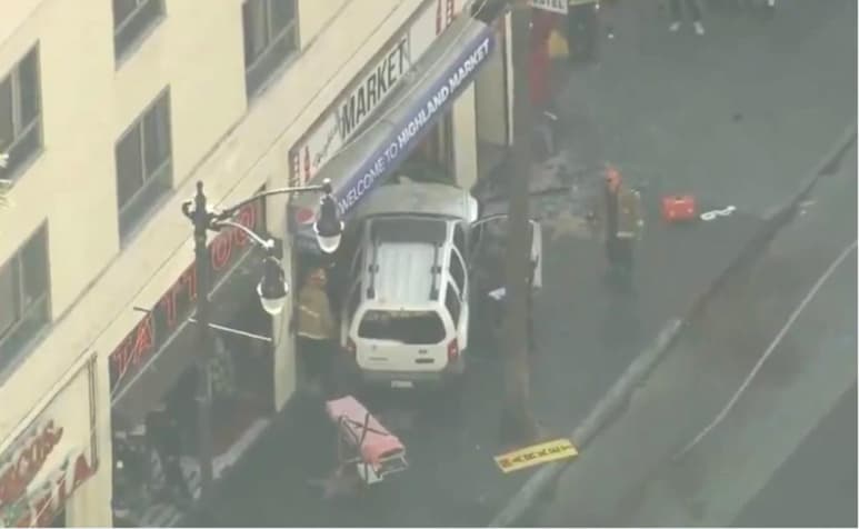 Cinco personas fueron hospitalizadas este viernes luego de que una camioneta se estrellara contra un tienda en el corazón de Hollywood, Estados Unidos. (ESPECIAL)