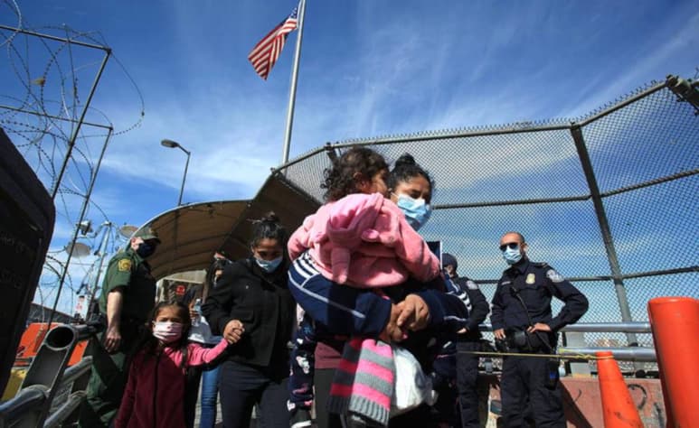 Un incremento en el número de familias y niños que cruzan el río Bravo hacia el sur de Texas obligó a la Oficina de Aduanas y Protección Fronteriza de los Estados Unidos (CBP, por sus siglas en inglés) a solicitar aviones que permitan a la administración de Joe Biden transportar migrantes a estados cercanos a la frontera con Canadá para su procesamiento, según dos funcionarios del Departamento de Seguridad Nacional (DHS), mencionó 'The Washington Post'. (EFE)