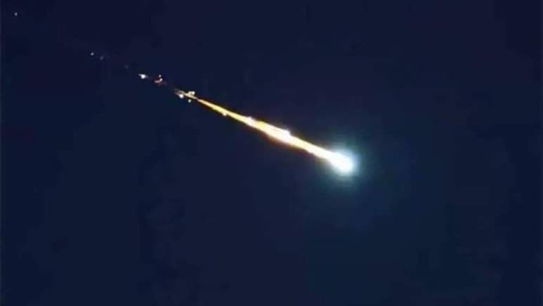 El portal web oficial Cubadebate recoge testimonios de algunas personas que en torno a 10 de la noche vieron luces rojas y blancas seguidas por una explosión fuerte.
(TWITTER)
