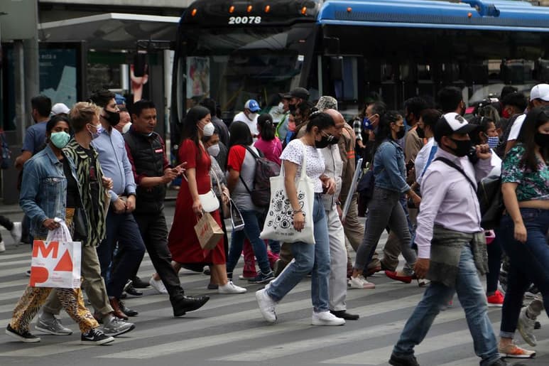 Chile reportó el sábado 7,084 contagios de coronavirus, la cifra más alta desde el comienzo de la pandemia hace un año y pese a que más del 75% de su territorio se encuentra total o parcialmente confinado. (ARCHIVO)