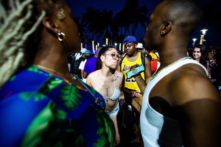 Las autoridades de Miami Beach impusieron el sábado un toque de queda de emergencia de 8:00 de la noche a 6:00 de la mañana y con efecto inmediato, al señalar que juerguistas causaron destrozos en restaurantes, protagonizaron trifulcas en las calles y miles de ellos se reunieron sin usar mascarillas ni mantener el distanciamiento social. (EFE)