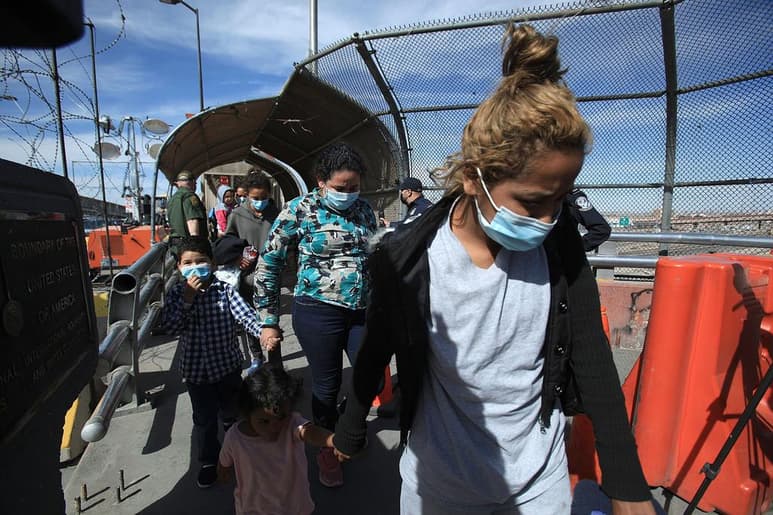La administración de Joe Biden otorgó un contrato de 86 millones de dólares para habitaciones de hotel cerca de la frontera para albergar a alrededor de mil 200 familiares migrantes que cruzan la frontera entre Estados Unidos y México, confirmaron funcionarios del Departamento de Seguridad Nacional (DHS) a medios internacionales. (EFE)