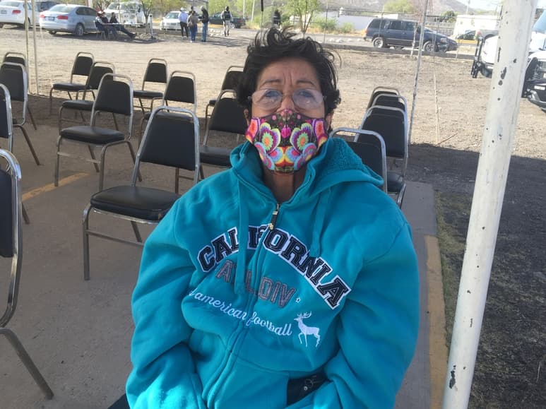 La señora María de la Rosa fue la primera en recibir la vacuna en el Hospital Integral de Mapimí. (GUADALUPE MIRANDA)