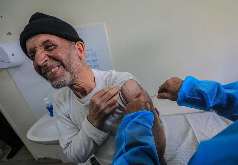 La Autoridad Palestina comenzó el domingo a administrar la vacuna contra el coronavirus facilitada por el programa mundial COVAX, a su población en la Margen Occidental y la Franja de Gaza. (ARCHIVO)
