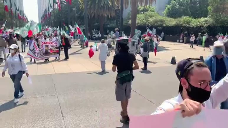 Integrantes del Frente Nacional Anti-AMLO (Frenaaa) salieron del Ángel de la Independencia para iniciar la marcha denominada 'Por el Amor a México' con el objetivo de exigir juicio ciudadano contra el presidente Andrés Manuel López Obrador, a quien responsabilizan de poner en riesgo la soberanía, integridad e independencia del pueblo de México, por la toma de decisiones en su mandato. (TWITTER)