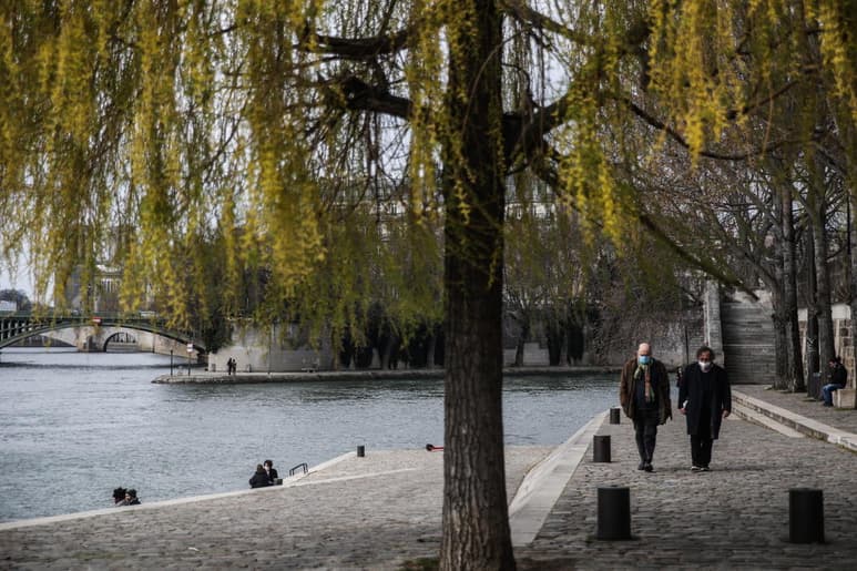 Los habitantes de París y ciertas otras regiones de Francia pasaron su primer fin de semana bajo una cuarentena de un mes a fin de combatir la propagación del coronavirus. (EFE)  