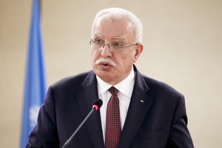 Israel revocó hoy el permiso especial de viaje del ministro de Exteriores palestino, Riad al Malki, tras su regreso a Cisjordania ocupada después de reunirse con la fiscal de la Corte Penal Internacional (CPI) en la Haya, informó hoy la agencia oficial de noticias palestina Wafa. (ARCHIVO)