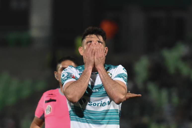 Este domingo Santos recibió a León en el Estadio Corona como parte de la jornada 12 del torneo Guardianes 2021, partido en el que los Guerreros tienen su primera derrota como locales, luego de que León se impuso 1-2. (EFE)