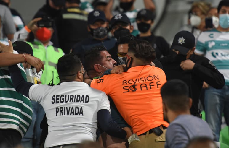 Un aficionado tuvo que ser sacado del estadio debido a que no cumplió con los protocolos sanitarios. (JESÚS GALINDO)