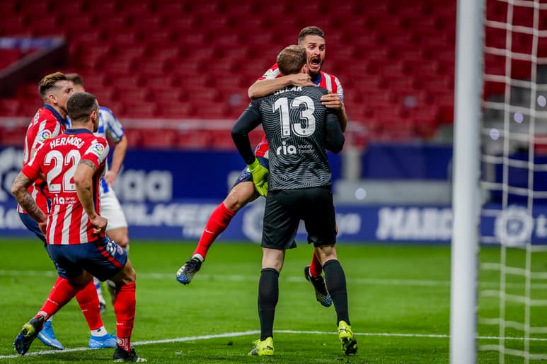 Jan Oblak es felicitado tras parar un penal en el minuto 86. (AP)