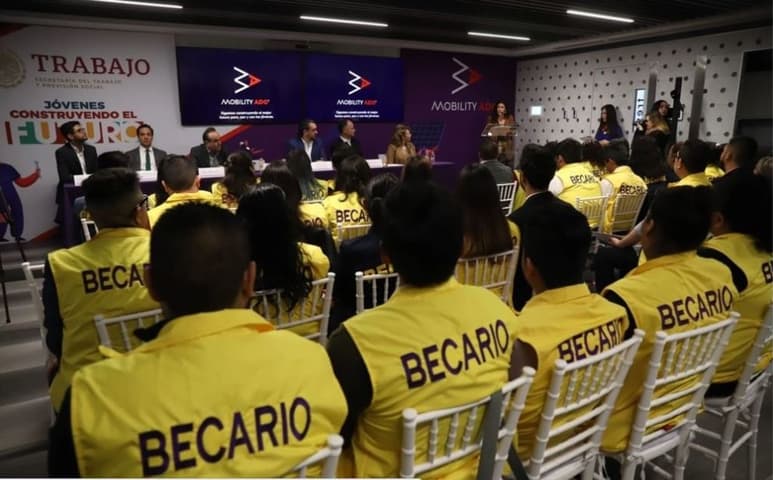 Las personas adscritas al programa Jóvenes Construyendo el Futuro son vinculados con empresas, talleres o negocios y durante su capacitación reciben una remuneración mensual de 4,310 pesos. (ARCHIVO)