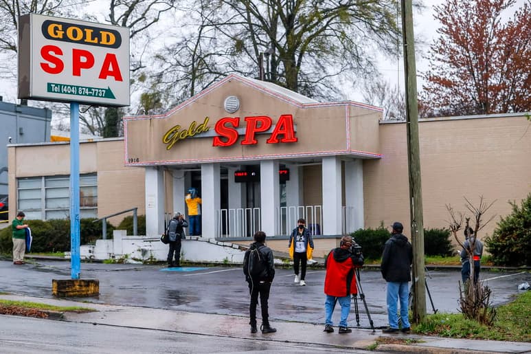 Un ciudadano mexicano que sobrevivió la masacre en salas de masaje en la zona de Atlanta denunció que fue víctima de maltratos a manos de los policías, que lo mantuvieron esposado cuatro horas después de los sucesos. (ARCHIVO)