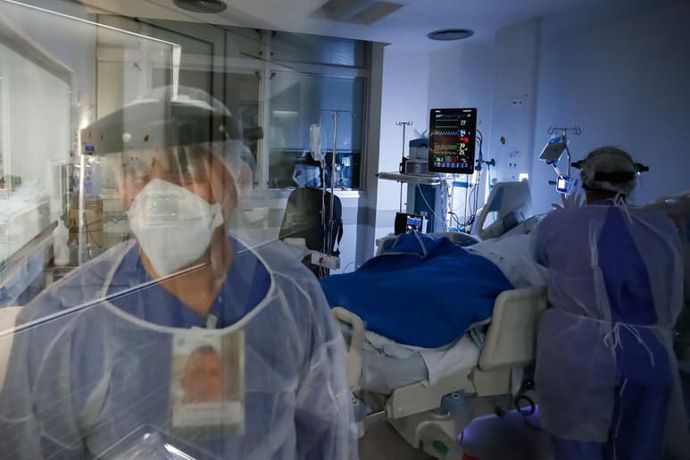 El Gobierno de Brasil pidió este lunes auxilio a la industria médica para encontrar soluciones ante la escasez de insumos para la intubación de pacientes con COVID-19, una enfermedad que ya deja cerca de 300,000 muertos en el país y unos 12 millones de casos confirmados. (EFE)
