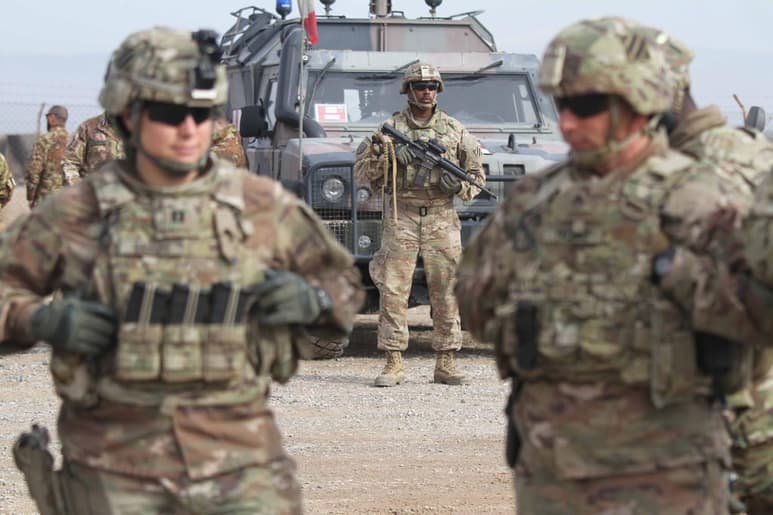 El encargado de negocios de la embajada estadounidense ante la OTAN, Douglas Jones, aseguró este lunes que ninguna opción 'se ha quitado de la mesa' y que todas ellas siguen siendo 'viables' en lo referente a la presencia militar aliada en Afganistán. (ARCHIVO)