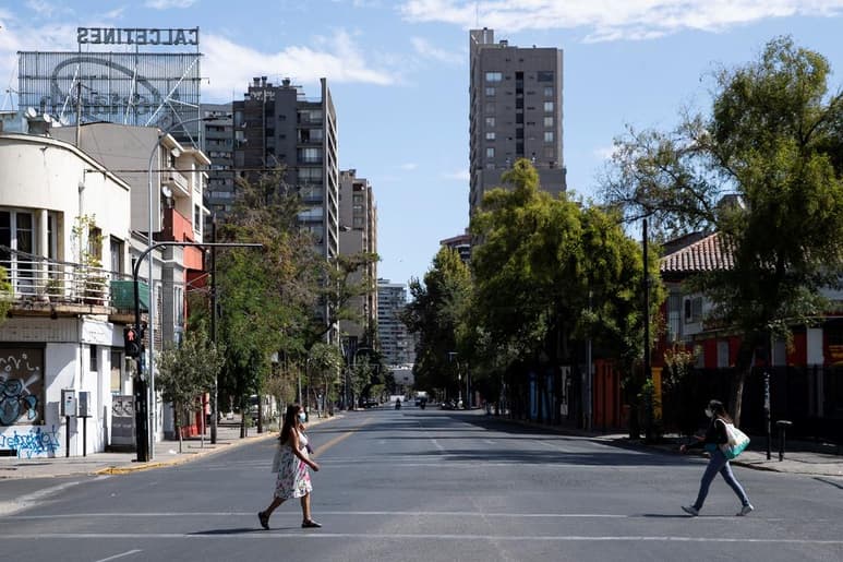 Las autoridades sanitarias chilenas anunciaron este lunes nuevas medidas de confinamiento para combatir el alza de contagios que sufre el país y a partir del próximo jueves cerca del 74 % de la población del país quedará bajo cuarentena. (EFE)