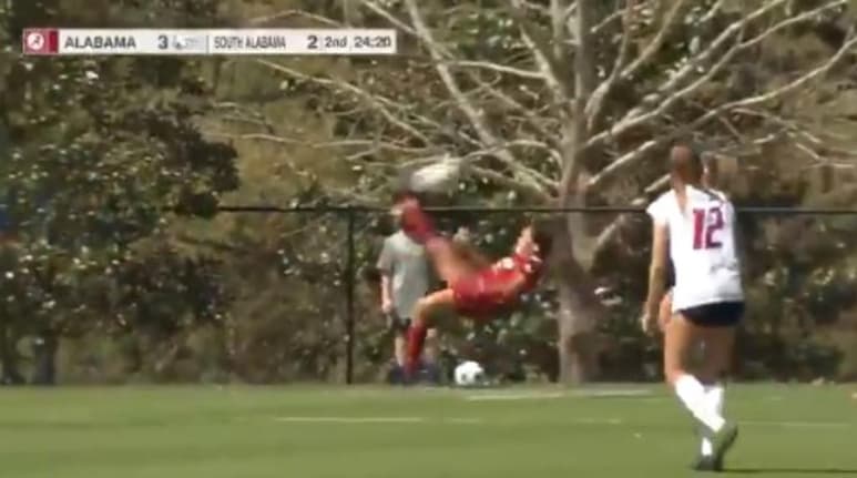 La futbolista mexicana, Tanna Sánchez, consiguió uno de los goles más espectaculares del torneo femenil de la División 1 de la NCAA. (ESPECIAL)