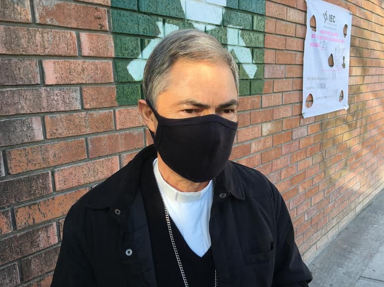 El obispo de Torreón, Luis Martín Barraza Beltrán dijo este lunes que la población en general y especialmente las personas adultas mayores no deben rechazar la vacunación contra el COVID-19. (ARCHIVO)