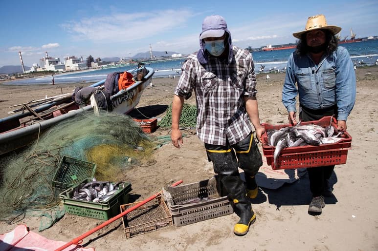Chile, con 938,000 casos y más de 22,000 muertes por COVID, enfrenta también una segunda ola de contagios por las vacaciones. (EFE)