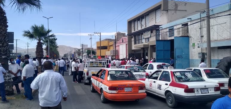 Fueron más de 100 unidades de taxis las que fueron colocadas durante la protesta el día de ayer.