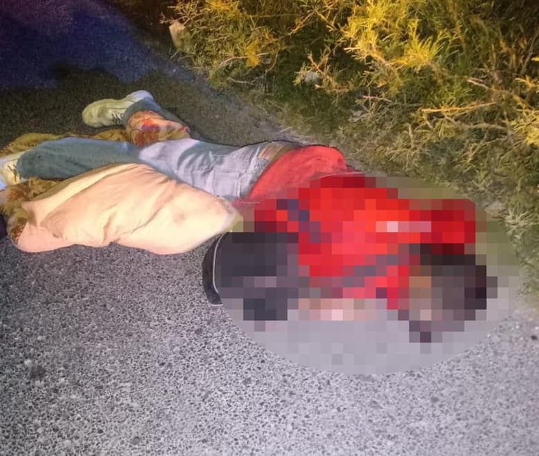 Elementos de la unidad de Servicios Periciales levantaron las evidencias, las cuales apuntan que el hombre fue arrollado. (EL SIGLO DE TORREÓN)
